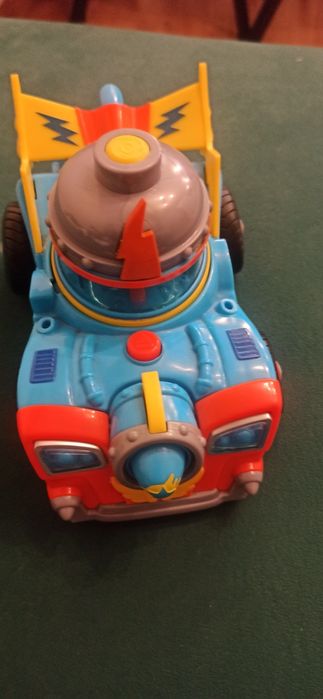 Samochód SuperZings z wirującą kabiną