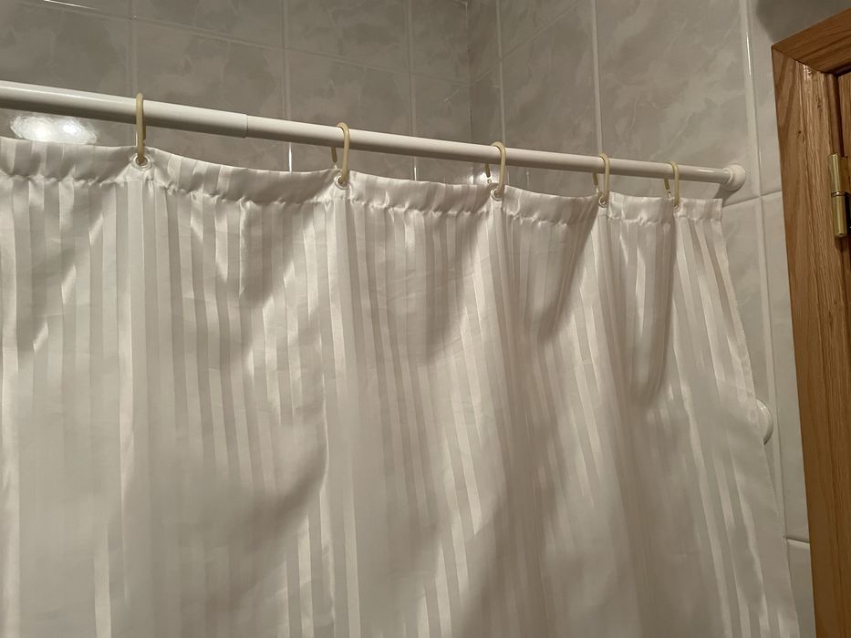 Cortina de duche branca, aspeto tecido + varão