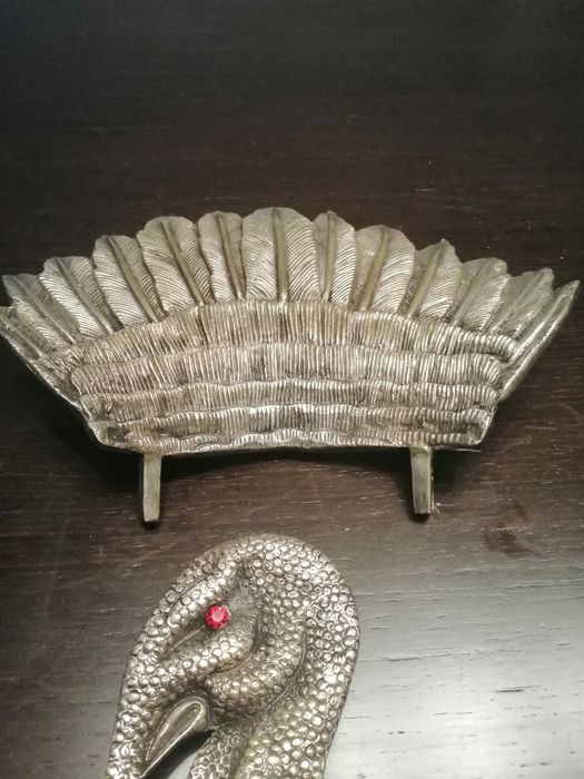 Suporte de travessas de estanho e casquinha de prata em forma de perú