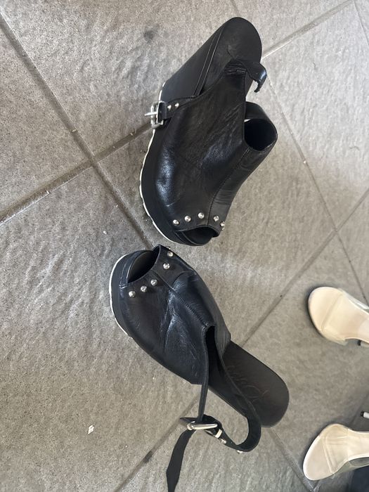 Sandalias pixy pretas de pele