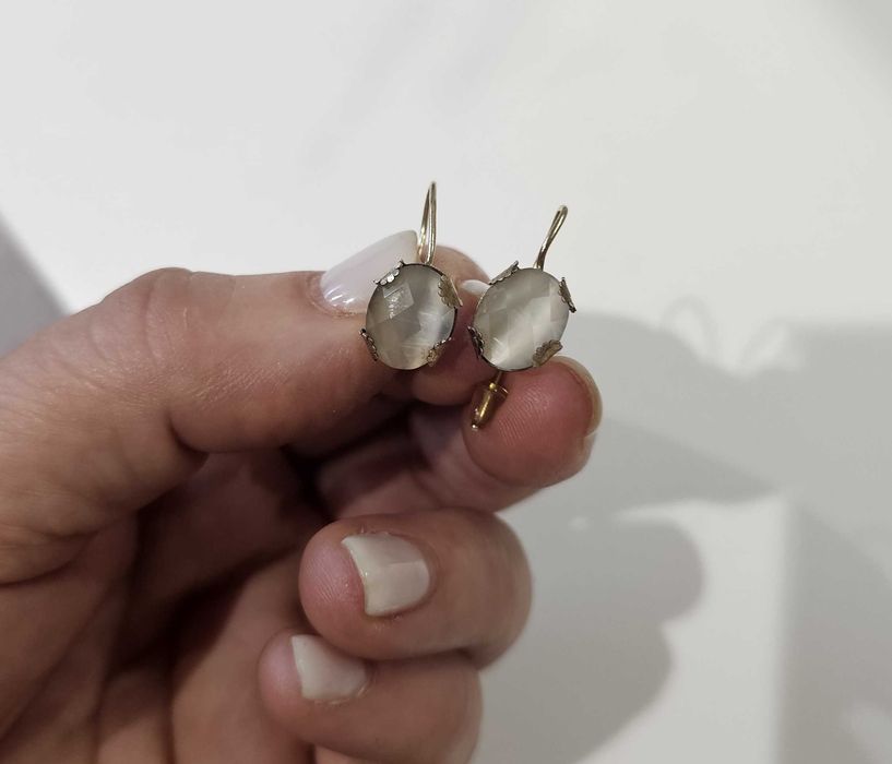 Brincos prata dourada e pedra