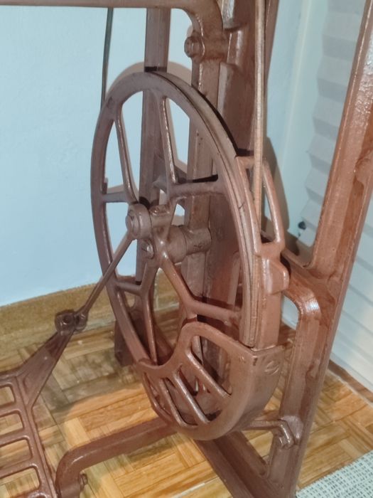 Máquina de costura Oliva em bom estado