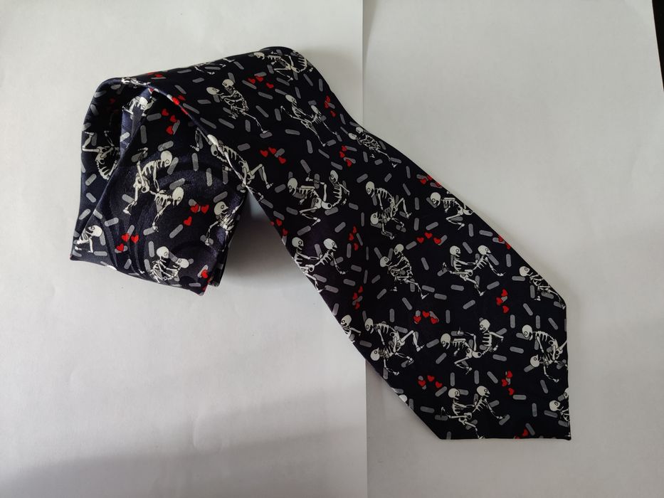Краватка зі скелетом прикол