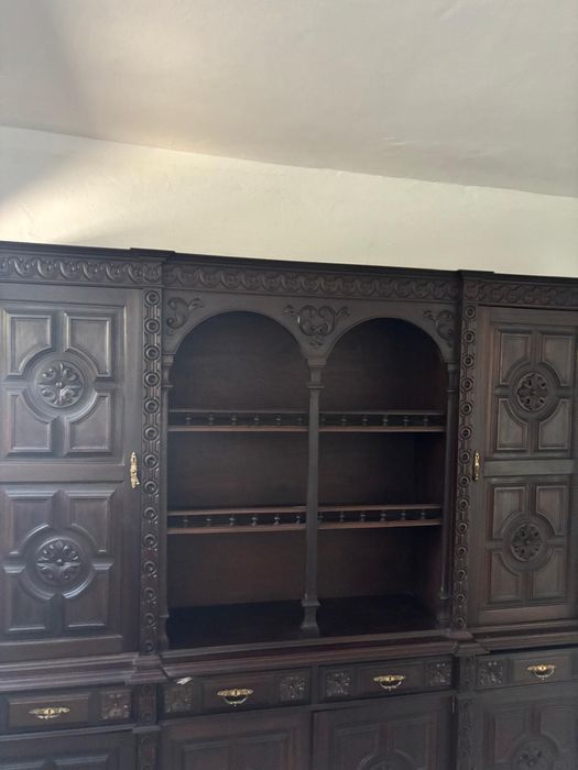 Armário madeira genuína em perfeito estado.