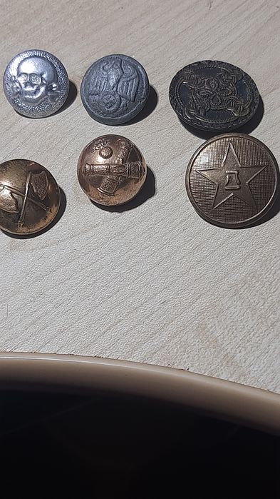 Продам разные коллекционные пуговицы.