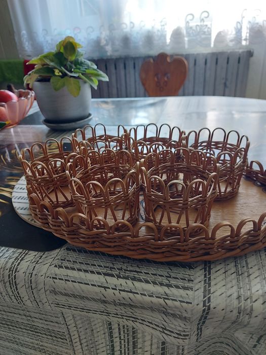 Komplet wiklinowych nakładek nakładek na szklanki z tacą