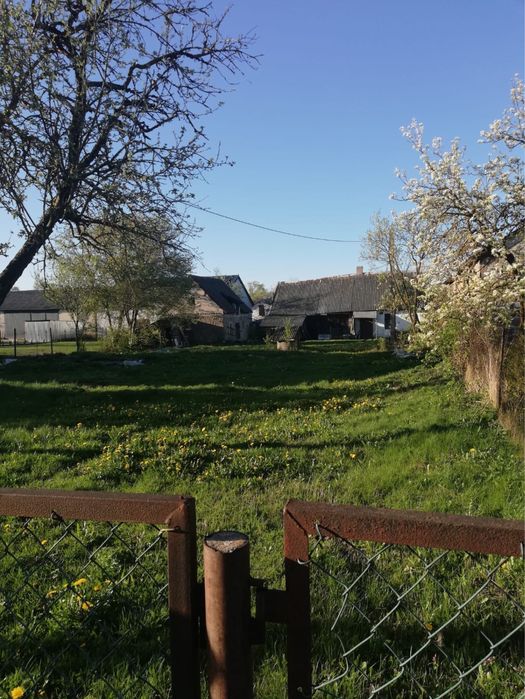 Działka z mediami i  starymi budynkami gospodarczymi