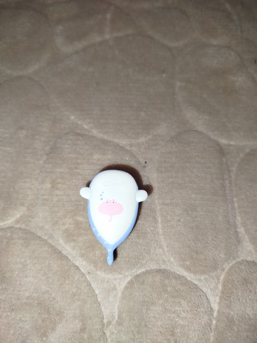 Значок на сумку та фігурка морської істоти