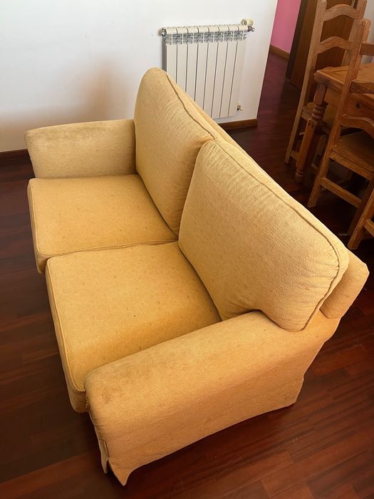 Sofá de 2 lugares usado – estilo clássico