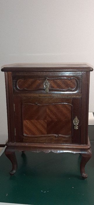 2 Mesas de cabeceira, de estilo Queen Anne