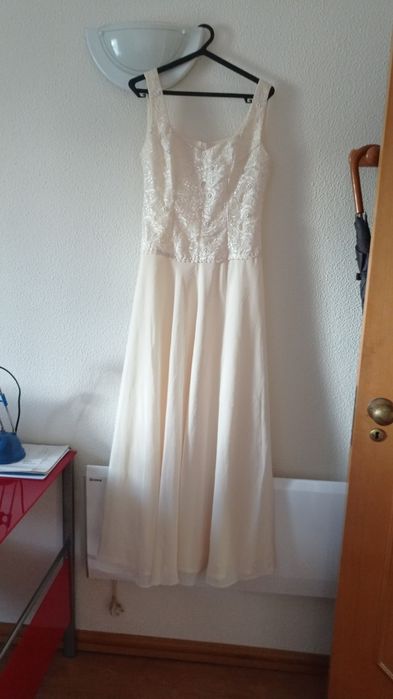 Vestido de gala. Vendo os dois por 75 euros . Não envio por correio.