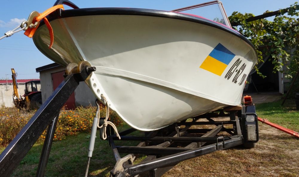 Лодку "КРЫМ", с мотором болотоходом + лафет.