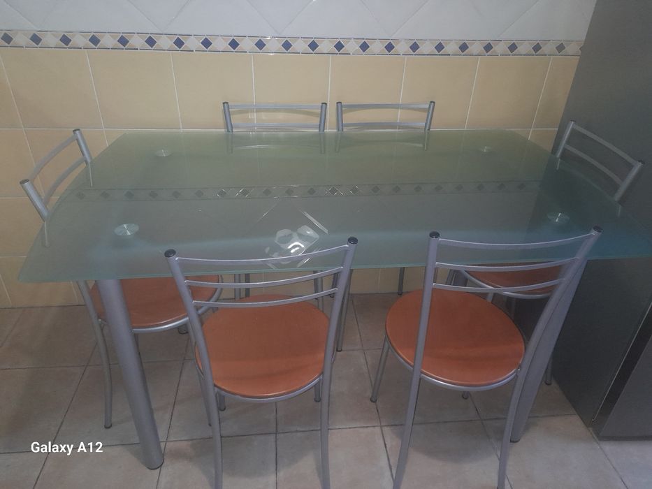 Mesa com 6 cadeiras