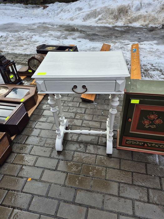 Drewniana biała szafka