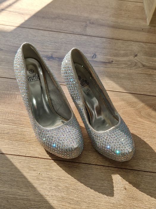 Błyszczące buty na obcasie