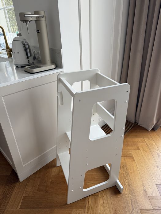 Biały drewniany pomocnik kuchenny