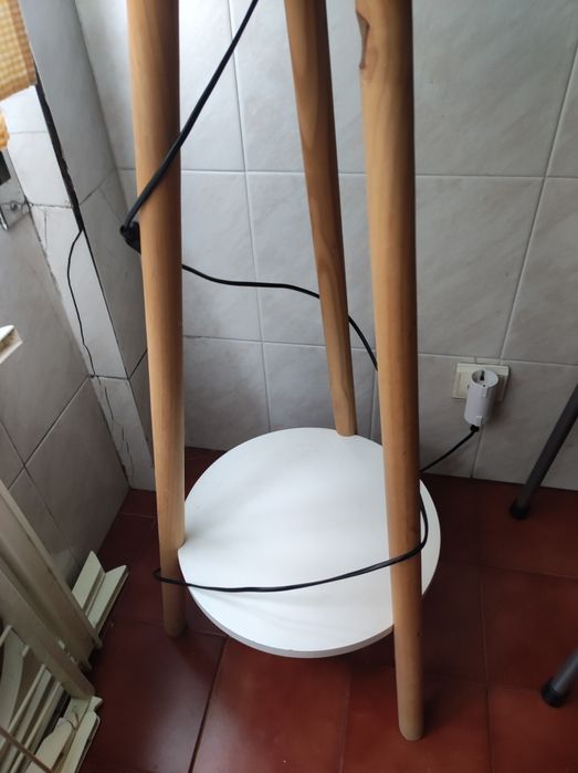 Candeeiro de pé alto