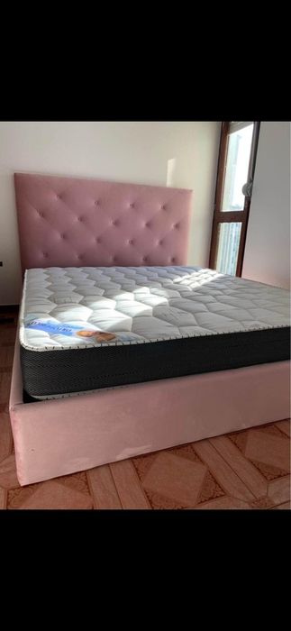 Cama, estrado  e colchão de 1,90x1,40mts (casal).