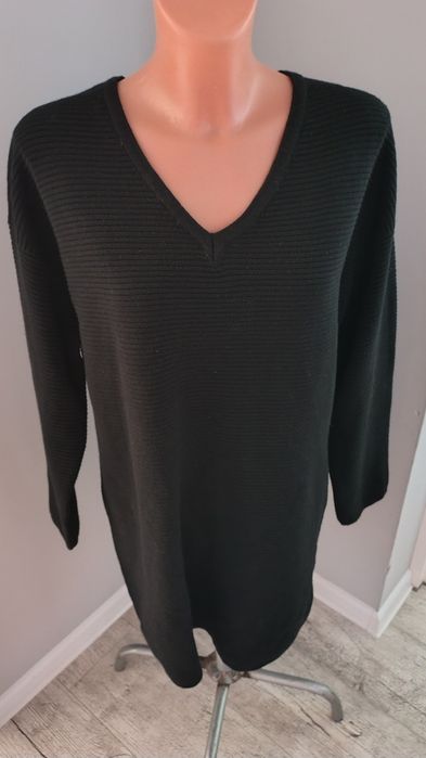 Szary dłuższy sweter w serek