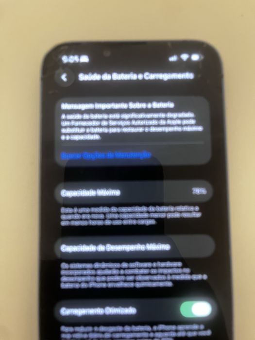 Iphone 13, com a tela partida, mas totalmente funcional