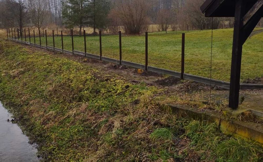 Panel ogrodzeniowy 3D o wysokości 1,23 m z podmurówką Komplet