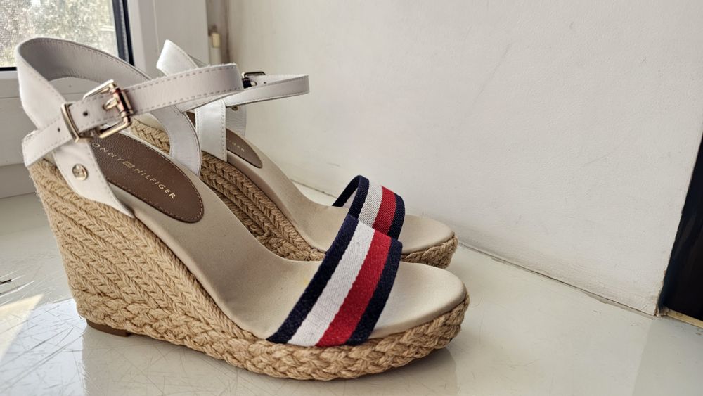 Босоножки на танкетке Tommy Hilfiger