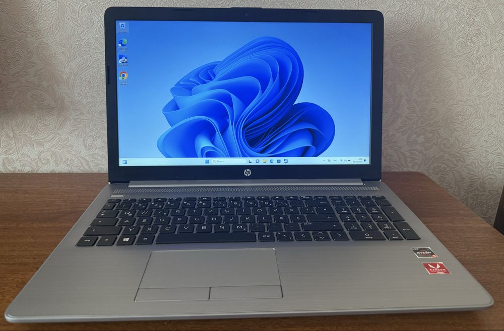 HP 15.6" FHD, AMD Ryzen 5 2500U, 8GB RAM, 512GB SSD, Radeon Vega 8