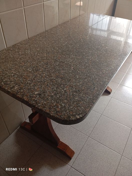 Mesa de cozinha em pedra