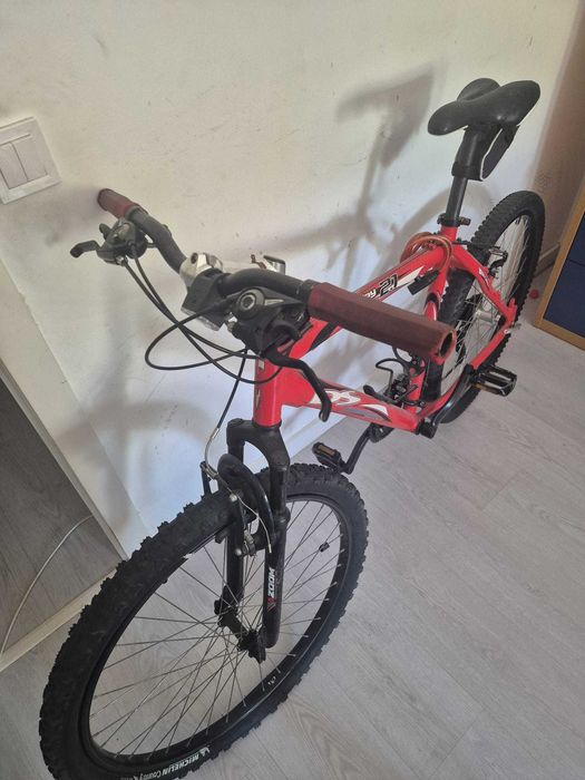 bicicleta vermelha 7 velocidades traseiras e 3 dianteiras