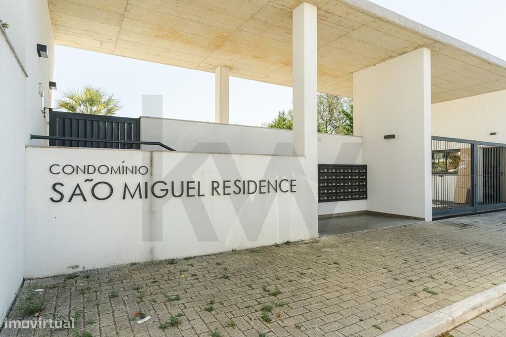 T2 com suite, varanda e 2 lugares de garagem — Condomínio com piscina,