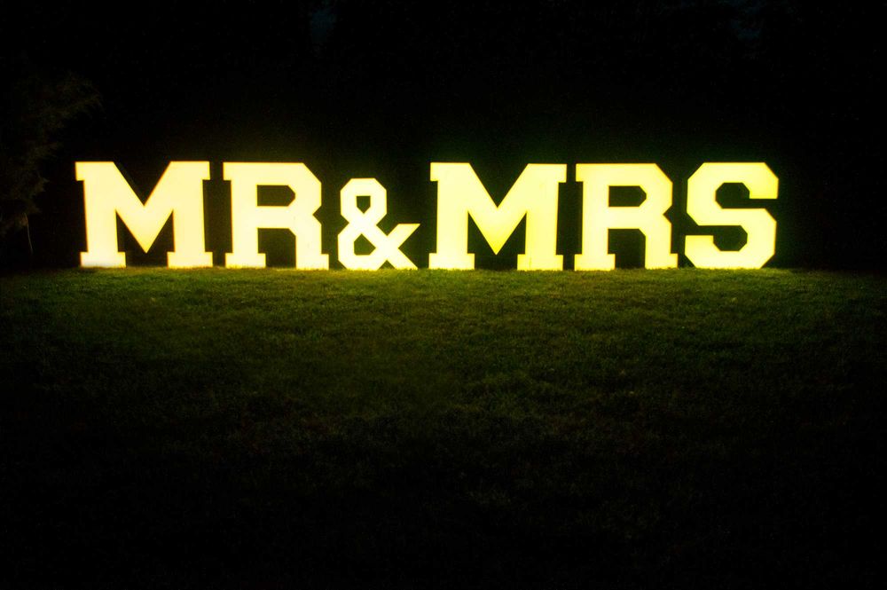 Sprzedam podświetlany napis MR&MRS (LED) - idealna dekoracja na wesele