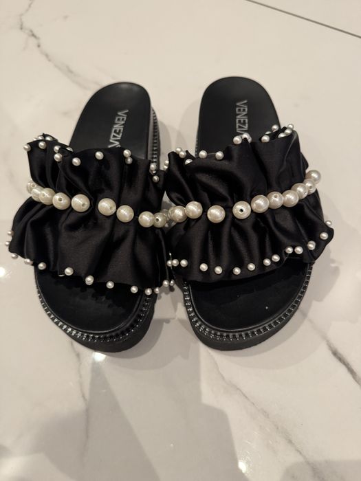 Klapki Venezia z „perełkami”