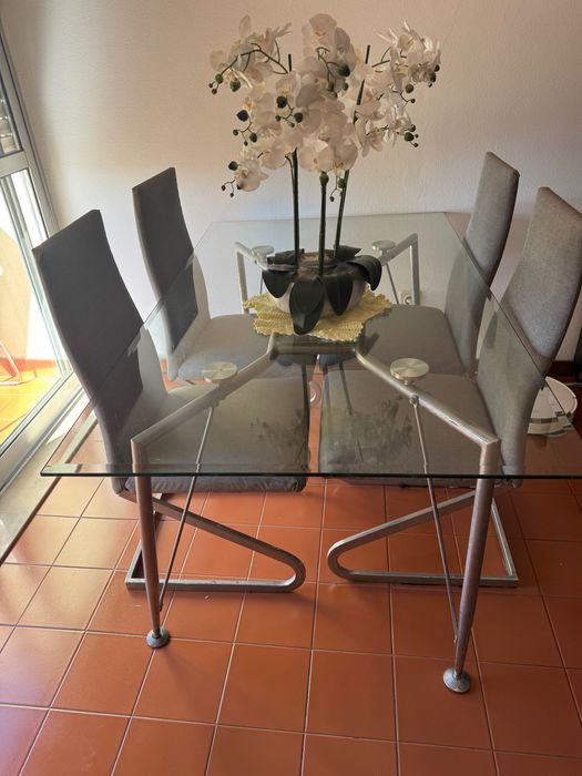 Linda mesa de vidro com 4 cadeiras
