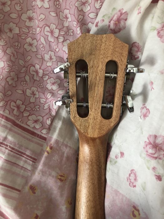 Ukulele z naglośnieniem, recznie robione