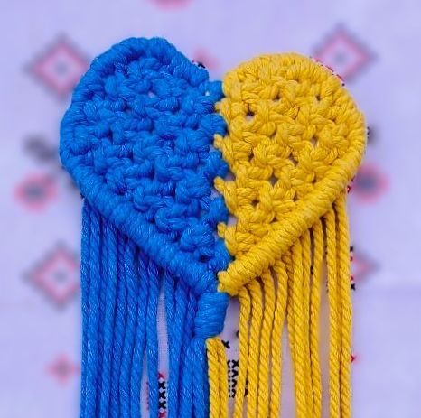 Декоративне панно жовто-блакитне серце. Макраме.