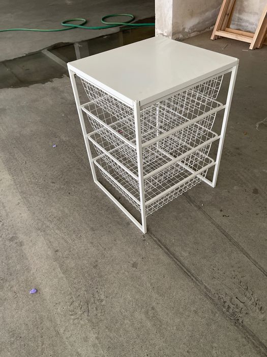 Estrutura metálica com 4 gavetas