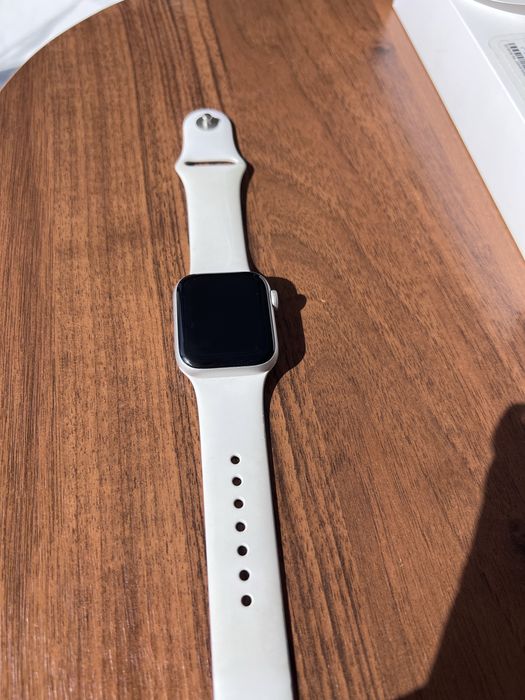 Продам Aplle Watch SE