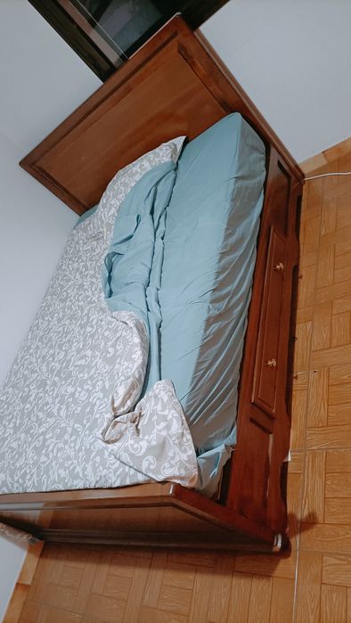 Vendo cama de casal em excelente estado.