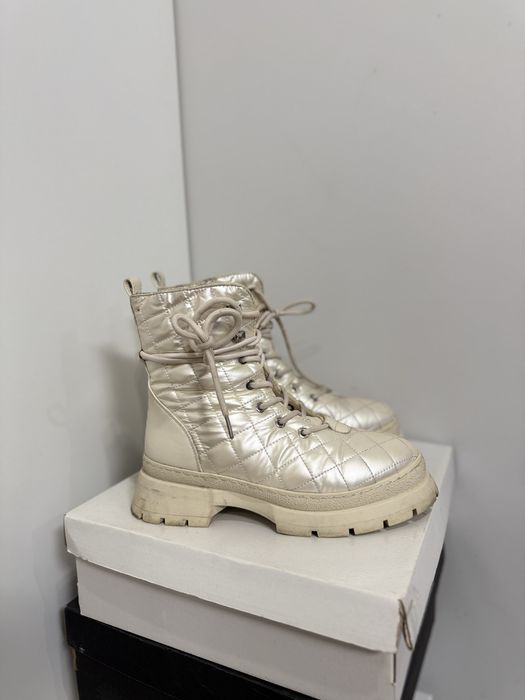 Ботинки молочного кольору