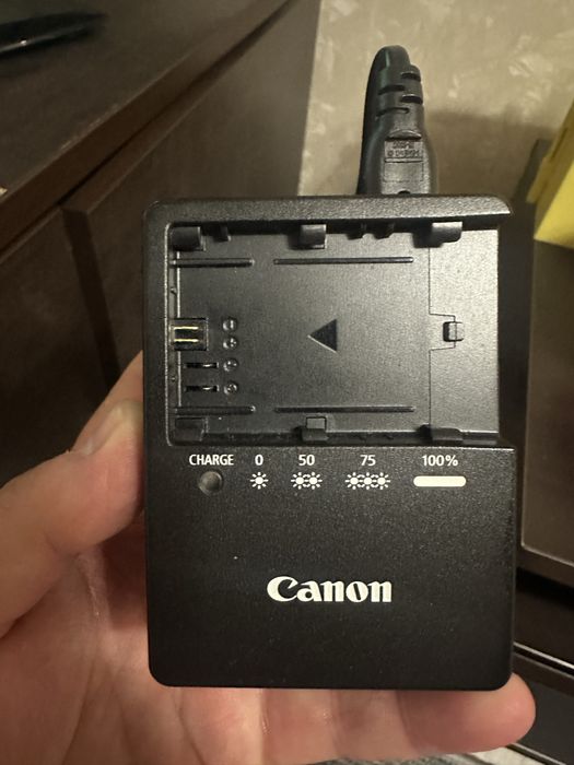 Зарядний пристрій Canon LC-E6E