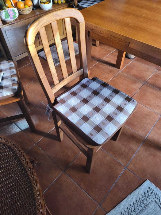 Mesa em madeira (1210x 865x785 mm) com 6 cadeiras.  | Excelente estado