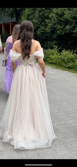 Шикарна  сукня, неймовірно ніжна в ідеальному стані. Можливий торг