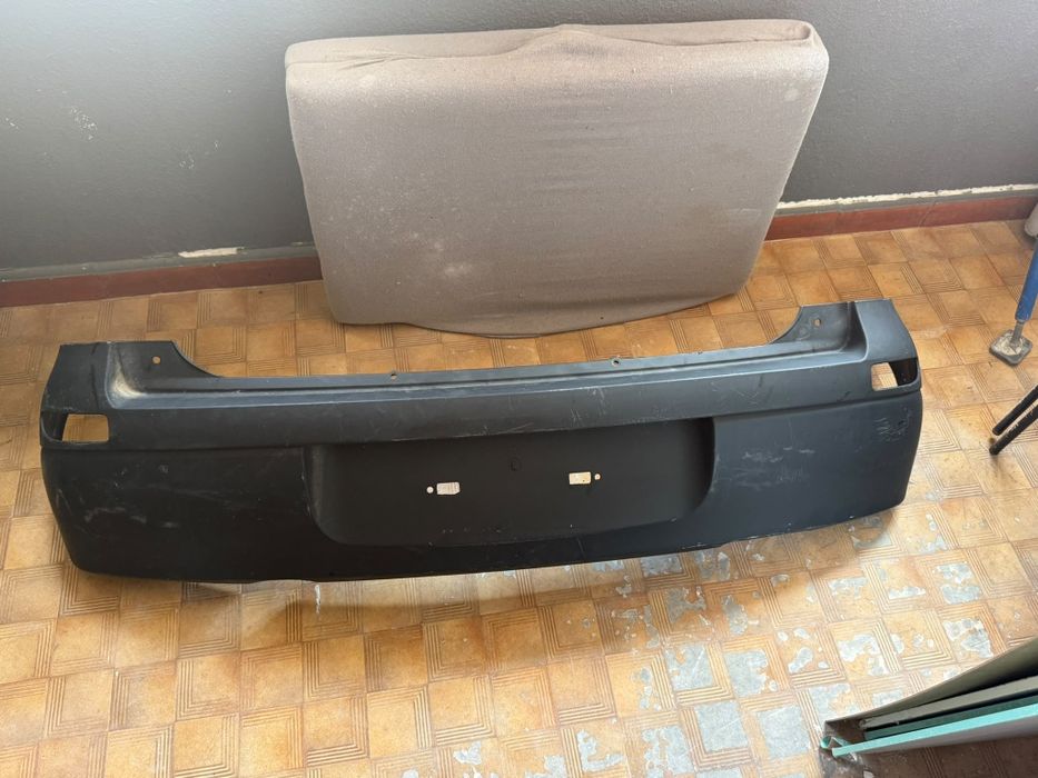 Para-choques e luzes de nevoeiro novos Opel Corsa C 
Nunca montado em um carro 
O para-choques tem alguns riscos por mau armazenamento