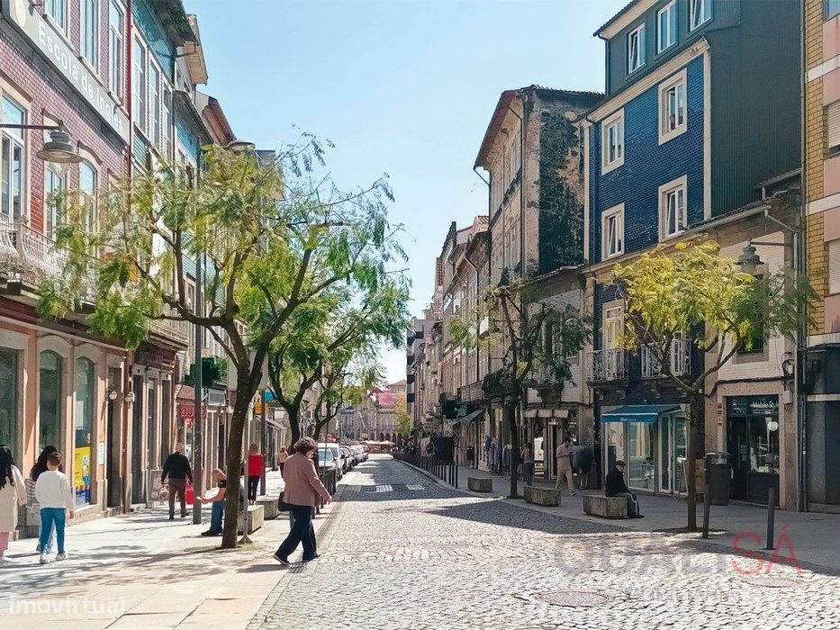Apartamento T1 com varanda em prédio novo no centro histórico de Br...