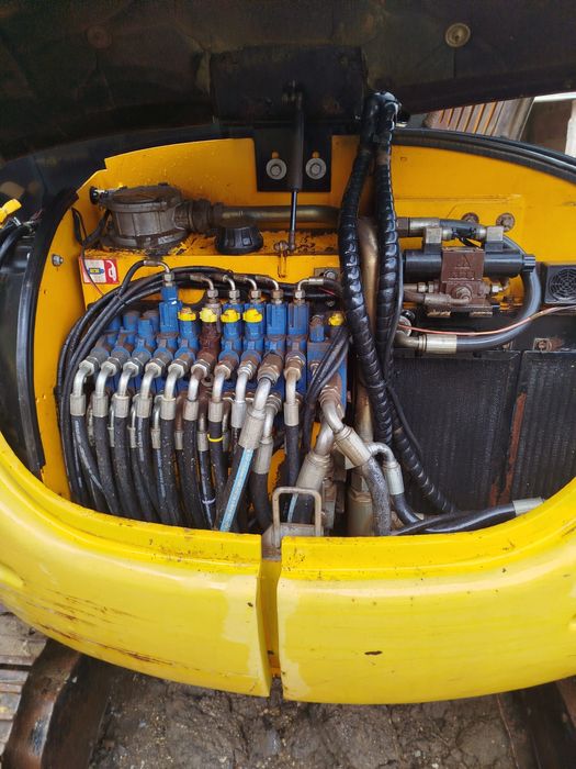 Giratória  JCB8060 6.4Toneladas 2007 e muitos acessórios.