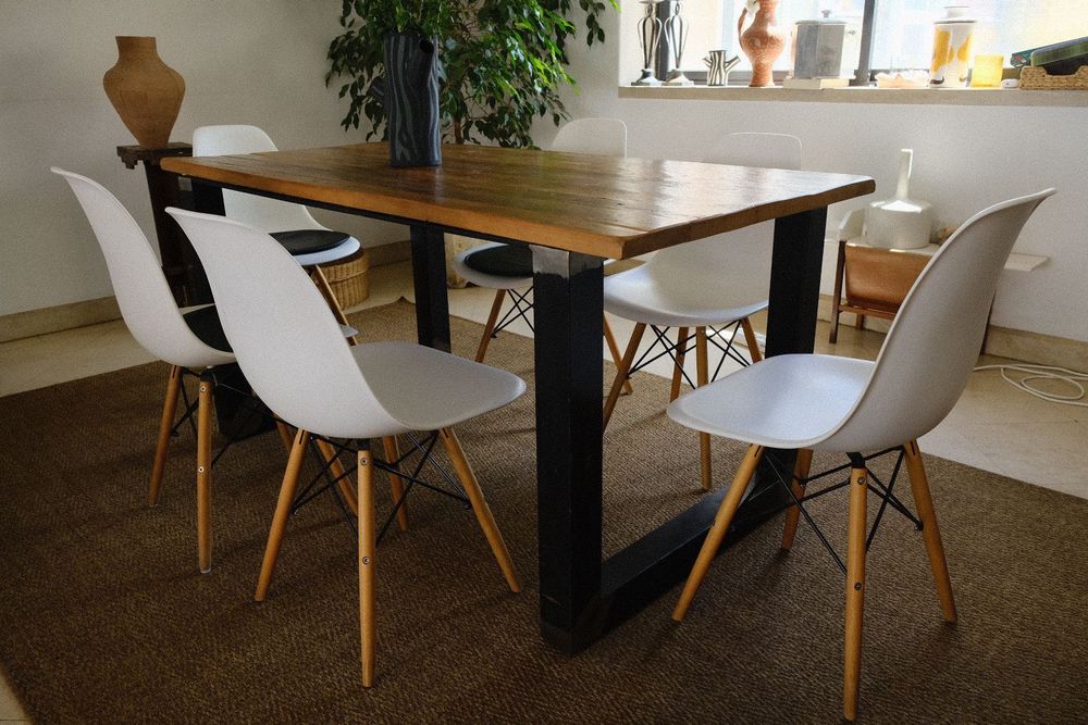 mesa de madeira con pes de ferro preto, em perfeito estado