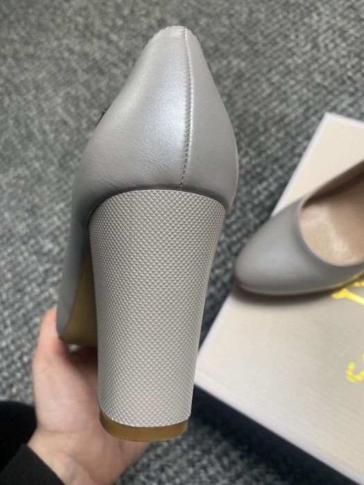Buty na słupku srebrne