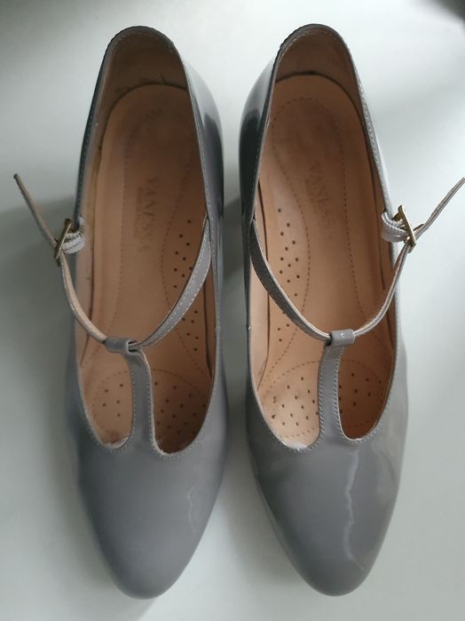 Czółenka skórzane lakier 38