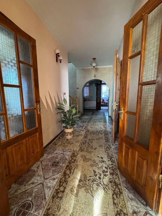 Перерахунок, постанови, готівка. Продаю будинок в Рожнятові 3 поверхи, 230м.кв.  Є гараж, 10 сот землі. Літна кухня