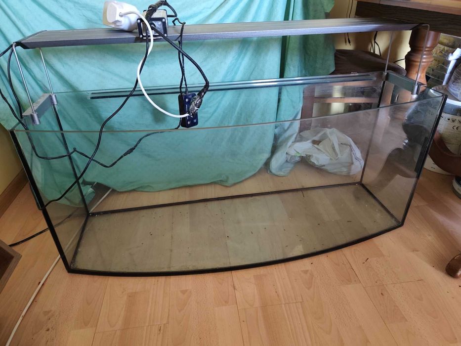 Sprzedam akwarium 250l z oświetleniem  i akcesoria
